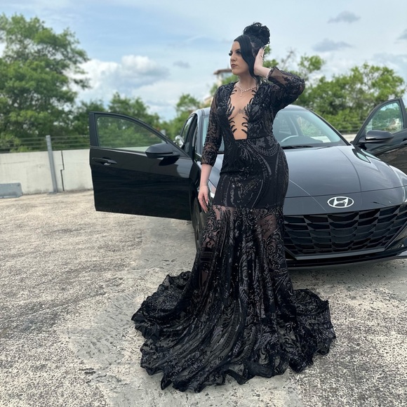 Prom dress size 10 , From algist prom dresses Black with a see through skirt - Picture 4 of 4